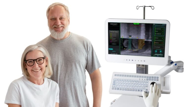 Dos personas mayores junto a un robot innovador para tratar la hiperplasia benigna de prostata